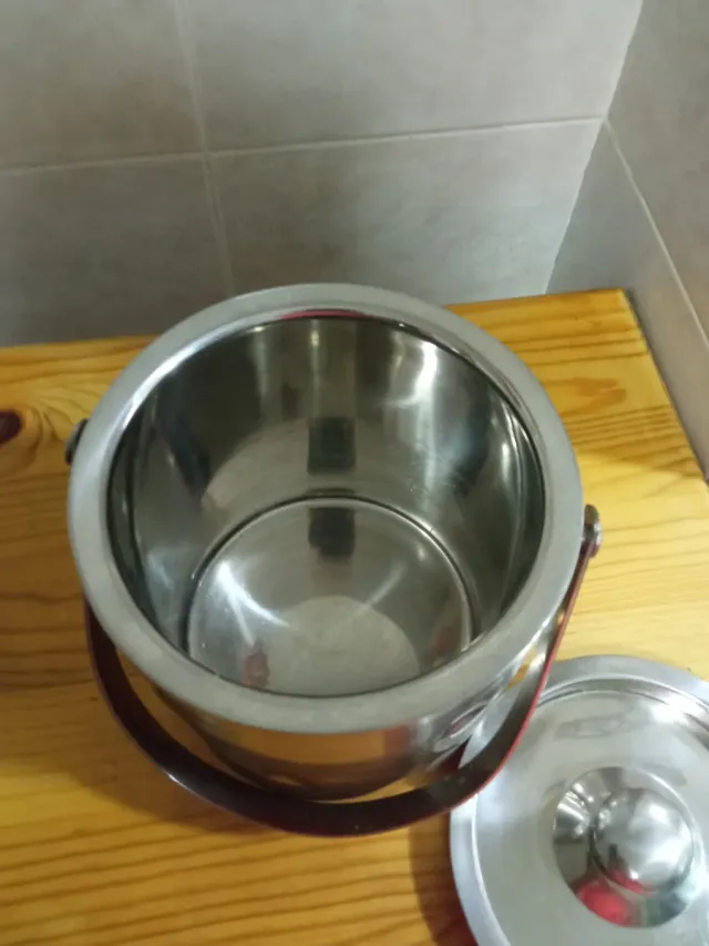 Cubeta de hielo metálica con tapa