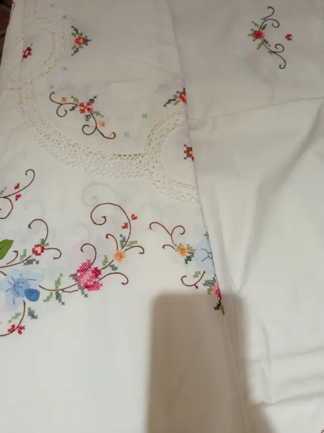 Mantel bordado a mano punto de cruz