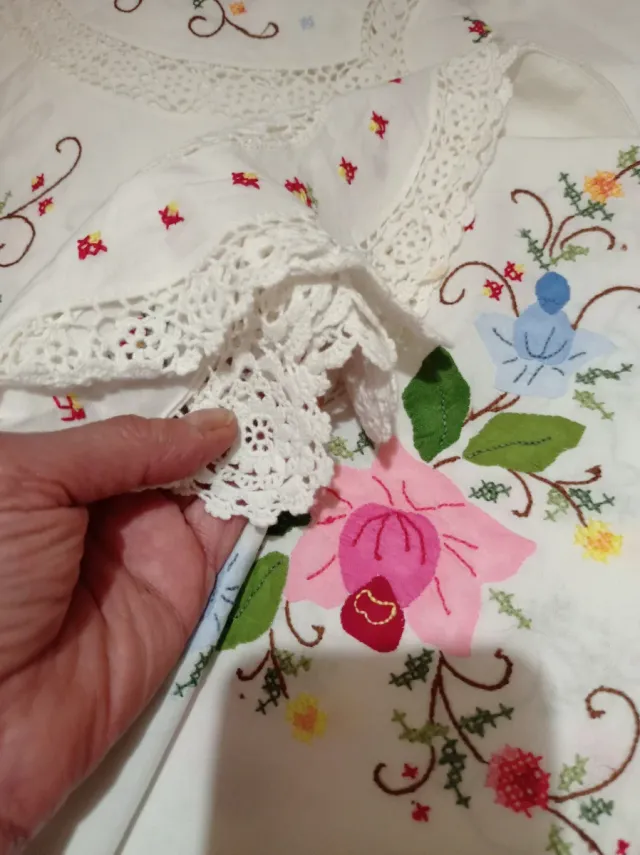 Mantel bordado a mano punto de cruz