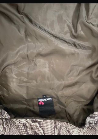 Chaqueta acolchada estampado serpiente