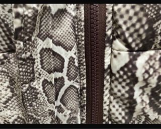 Chaqueta acolchada estampado serpiente