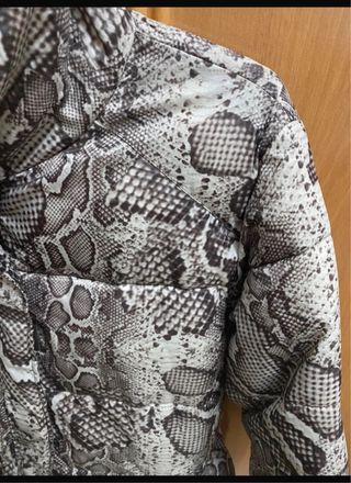 Chaqueta acolchada estampado serpiente