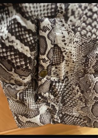 Chaqueta acolchada estampado serpiente