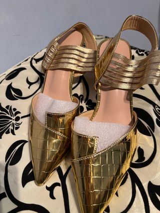 Zapatos dorados tacón cómodo talla 38