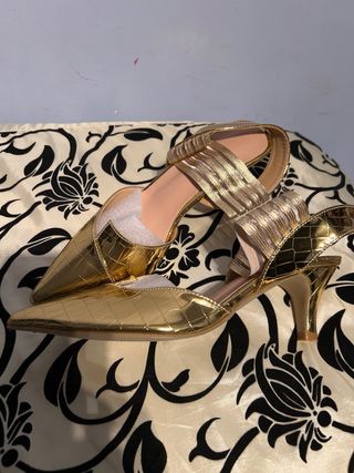 Zapatos dorados tacón cómodo talla 38