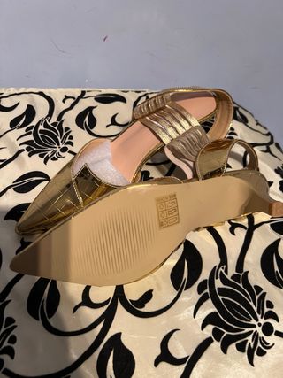 Zapatos dorados tacón cómodo talla 38