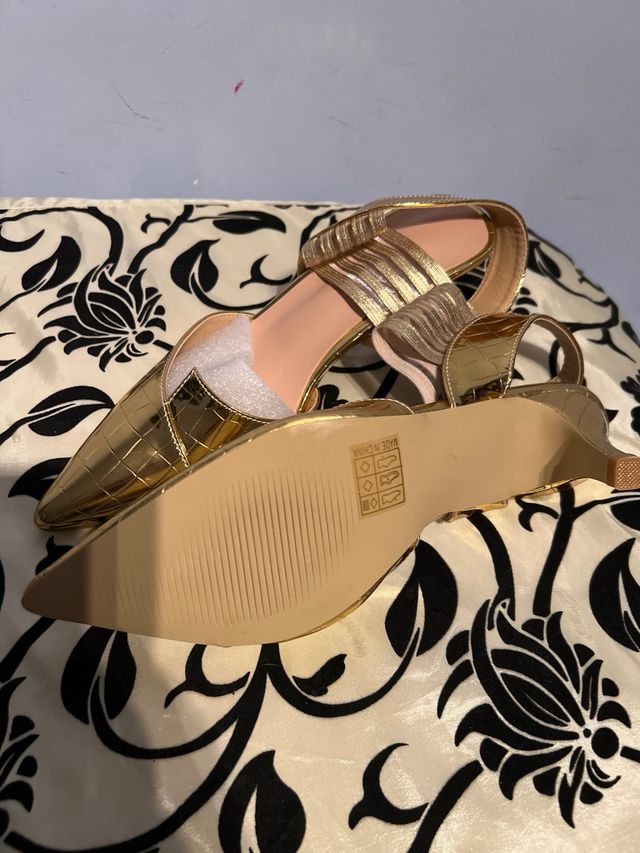 Zapatos dorados tacón cómodo talla 38