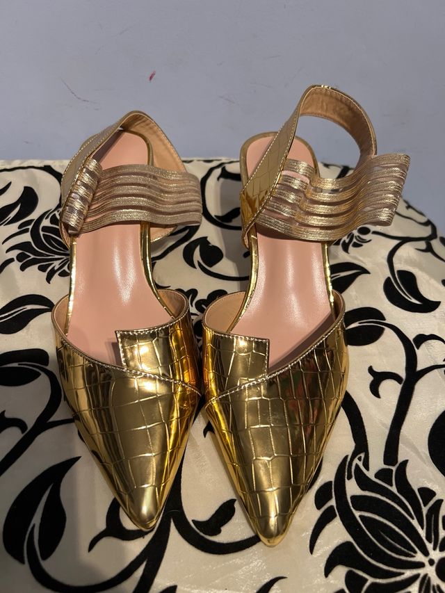 Zapatos dorados tacón cómodo talla 38
