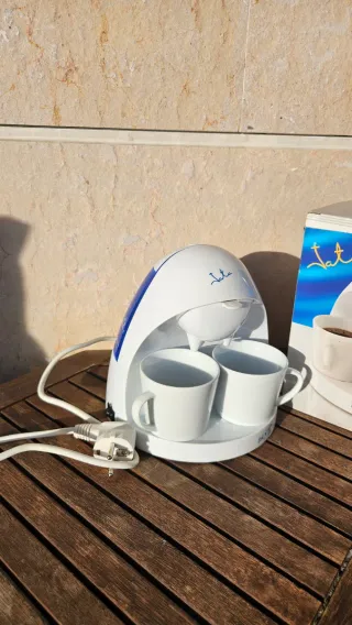 Cafetera nueva de filtro Jata y 2 tazas cerámicas