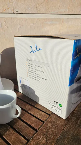 Cafetera nueva de filtro Jata y 2 tazas cerámicas