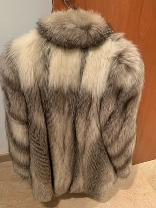 Abrigo de pelo gris y blanco