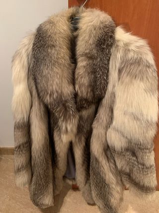 Abrigo de pelo gris y blanco