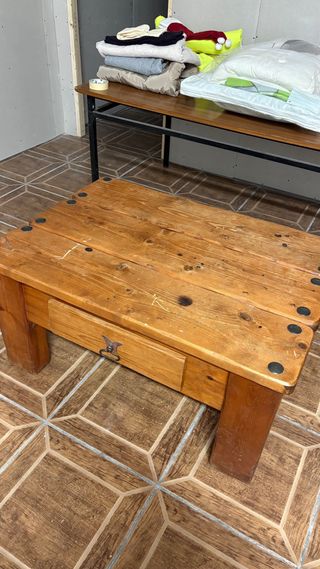 Mesa baja de madera con cajón