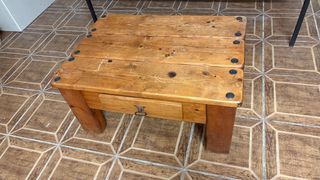 Mesa baja de madera con cajón