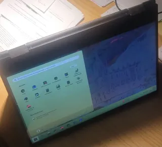 Ordenador portátil gris y negro