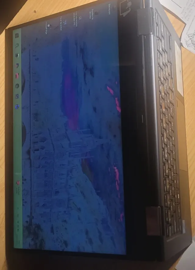 Ordenador portátil gris y negro