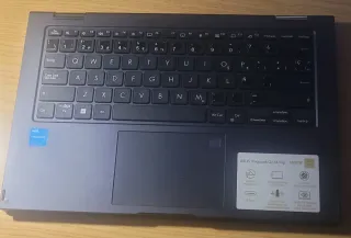 Ordenador portátil gris y negro