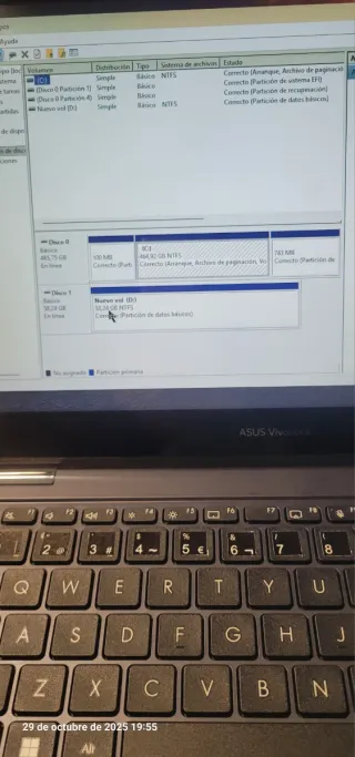 Ordenador portátil gris y negro