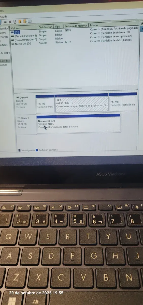 Ordenador portátil gris y negro