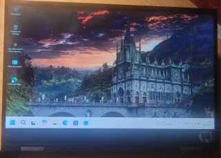 Ordenador portátil gris y negro