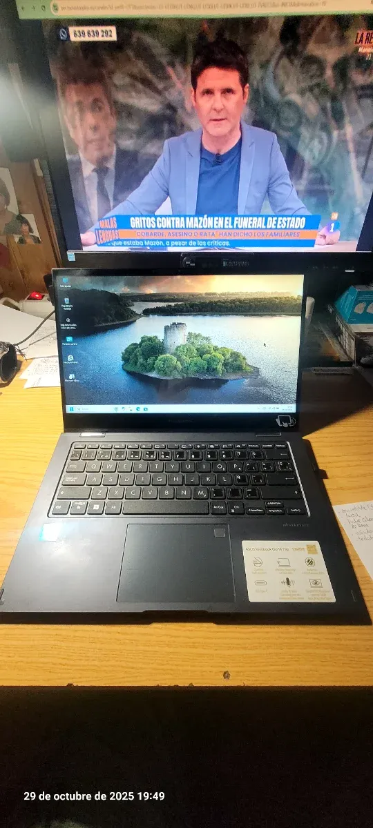 Ordenador portátil gris y negro