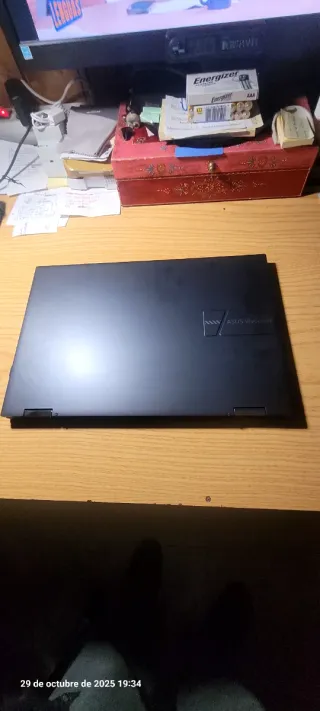 Ordenador portátil gris y negro