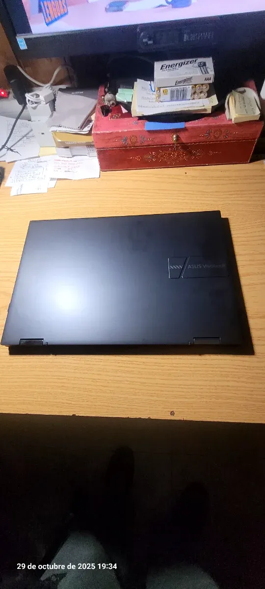 Ordenador portátil gris y negro