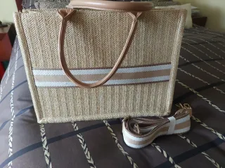 Bolso de playa de rafia con asas de piel