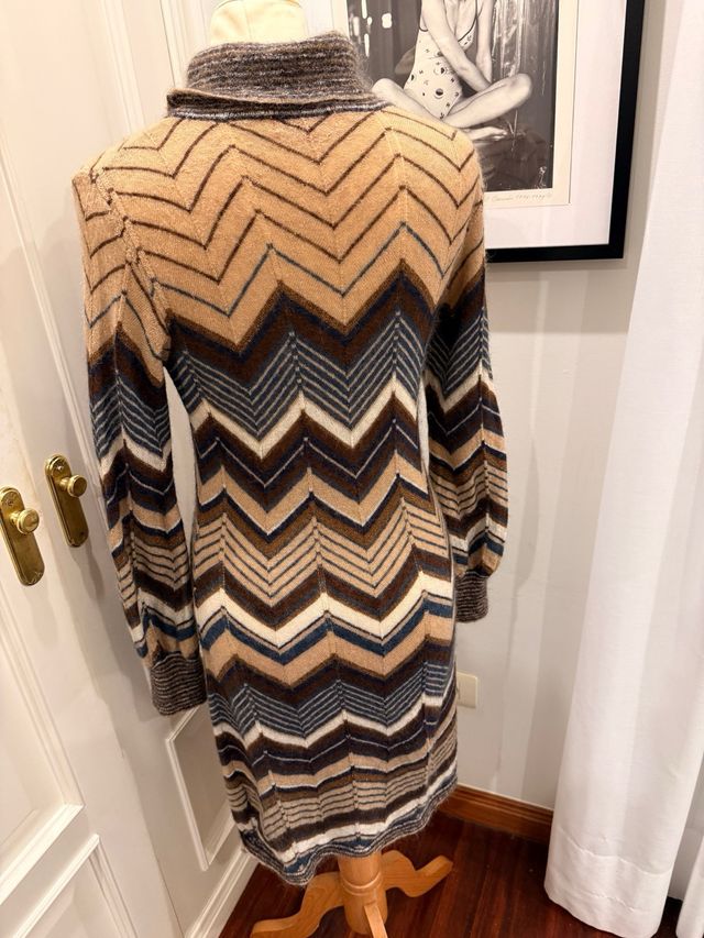 Vestido de punto con cuello alto y estampado zig-z