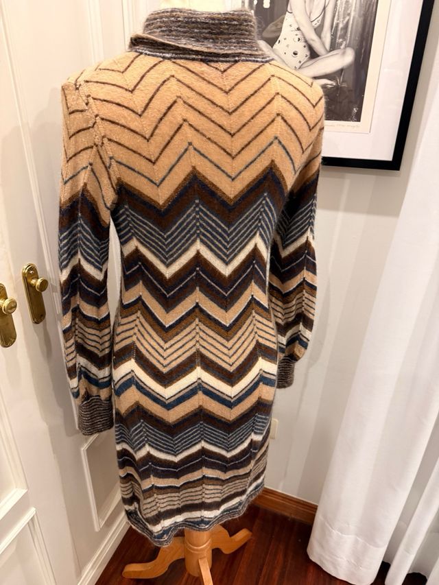 Vestido de punto con cuello alto y estampado zig-z