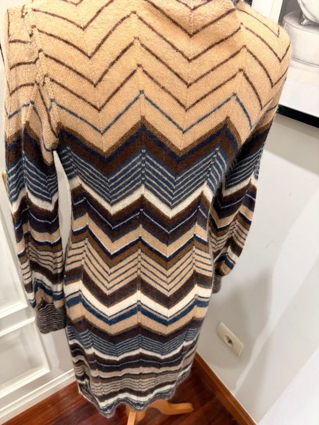 Vestido de punto con cuello alto y estampado zig-z