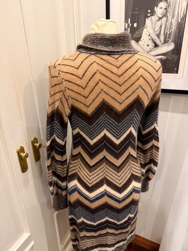Vestido de punto con cuello alto y estampado zig-z