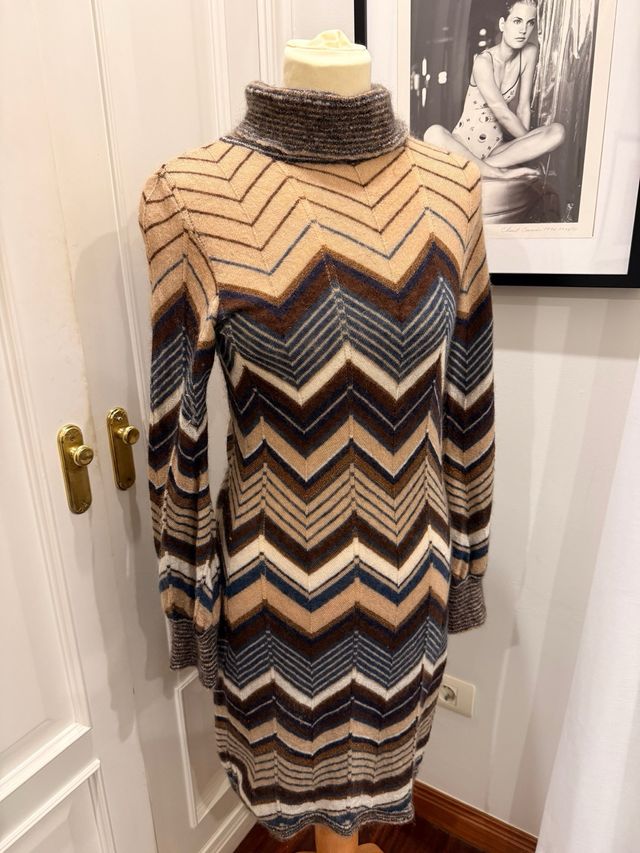 Vestido de punto con cuello alto y estampado zig-z