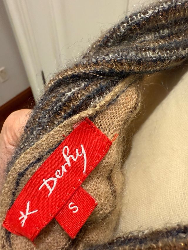 Vestido de punto con cuello alto y estampado zig-z