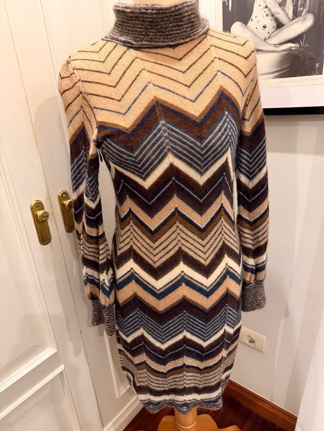 Vestido de punto con cuello alto y estampado zig-z