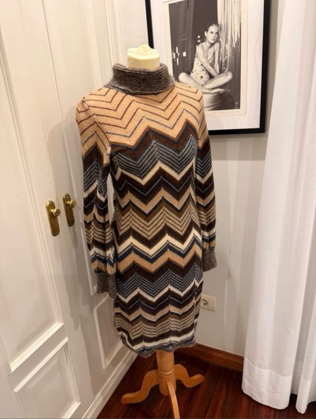 Vestido de punto con cuello alto y estampado zig-z