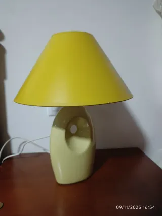 Lámpara de mesa amarilla