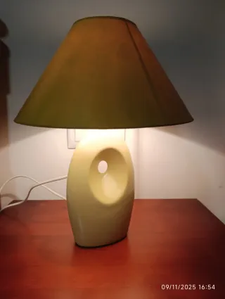 Lámpara de mesa amarilla