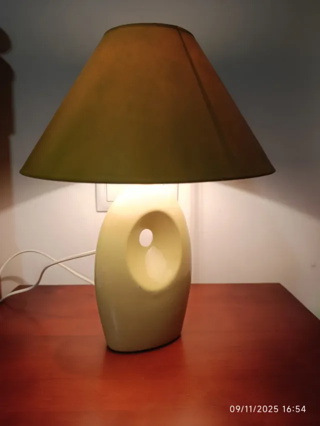 Lámpara de mesa amarilla