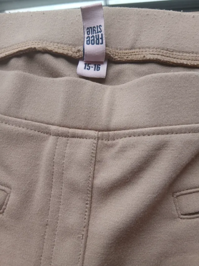 Leggings beige con cremalleras y detalles