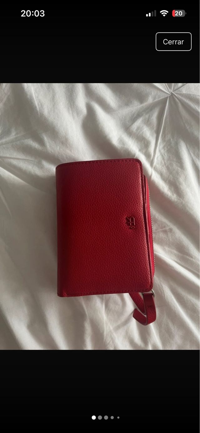 Cartera roja con cremallera
