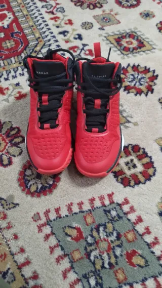 Scarpe da basket Tarmak rosse e nere taglia 33-34