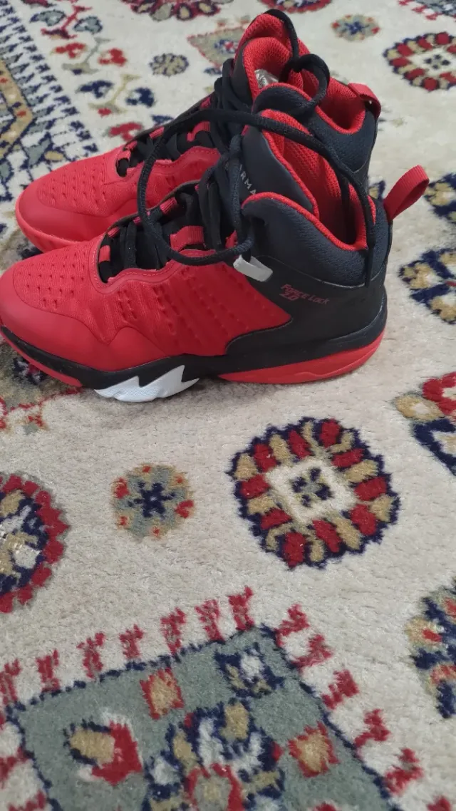 Scarpe da basket Tarmak rosse e nere taglia 33-34