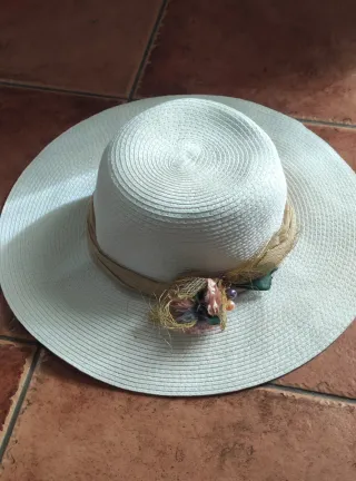 Sombrero de mujer blanco con flores