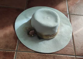 Sombrero de mujer blanco con flores