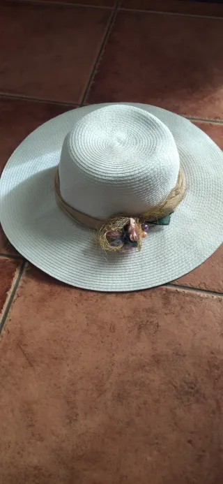 Sombrero de mujer blanco con flores