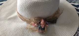 Sombrero de mujer blanco con flores
