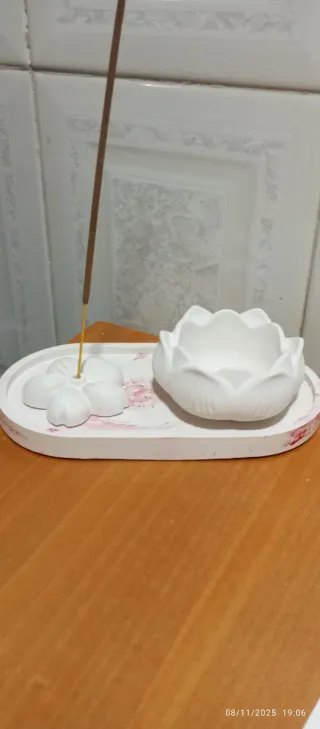 Portacandele in pietra con design floreale