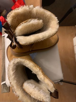 Botas Ugg Marrones con Lazo