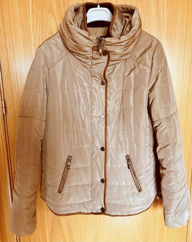 Chaqueta de microfibra beige y marrón